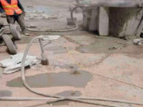 汨罗水泥混凝土路面板底注浆技术 路面脱空注浆整治方案